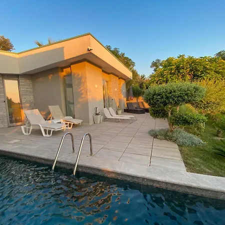 Villa Hana With Pool Shetaj